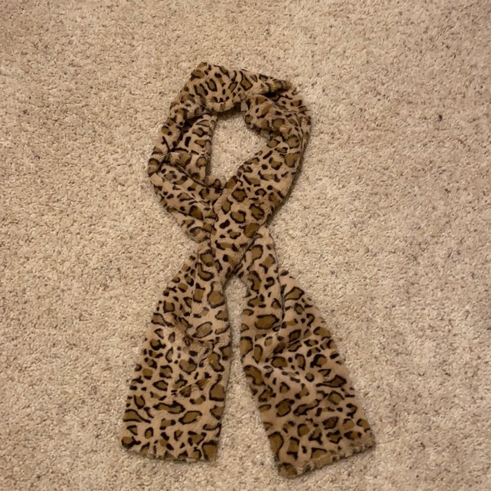 Beautiful leopard print scarf.